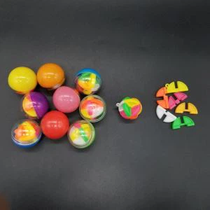 Montar brinquedo bola para cápsula vazia